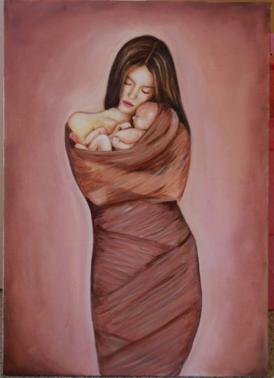 Madre desesperada abrazando su bebé